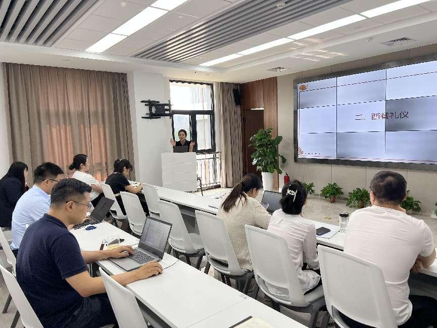“學(xué)禮儀，塑形象” 大秦?zé)o人機(jī)開(kāi)展商務(wù)禮儀培訓(xùn)活動(dòng)